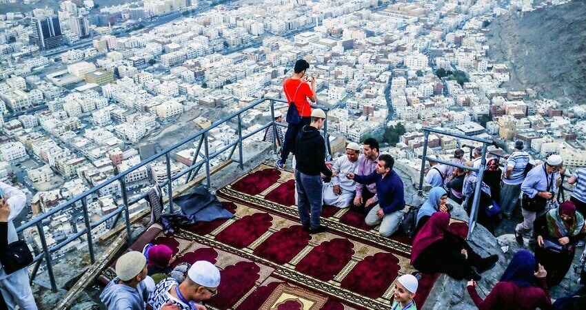 What Is a Makkah Ziyarat Taxi Service?