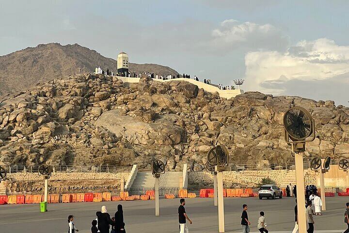 Vehicle Options for Group Ziyarat in Makkah